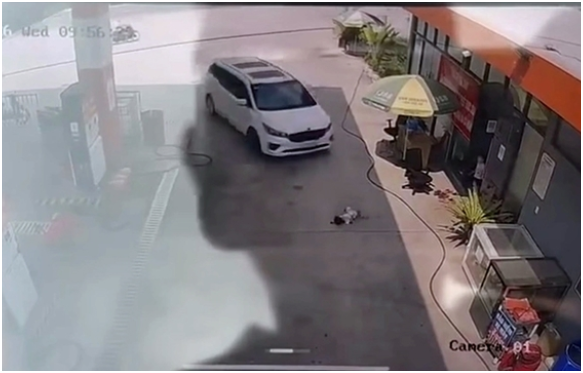 Rõ lời khai vụ bé gái 2 tuổi bị ô tô c::á:n khi nằm chơi ở cây xăng: Đau xót quá