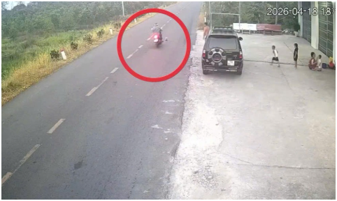 Vụ trẻ đá bóng ra đường gây t:ai n:ạn ch:et người: Cảnh sát giao thông nói gì?