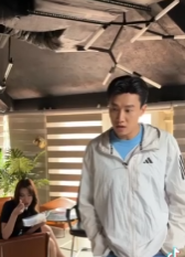 Bênh vực Trần Tiểu Vy giữa ồn ào quên tên sản phẩm, Quốc Trường nhận “bão gạch đá”: Áp lực lớn đến mức phải lập tức có động thái gây chú ý!