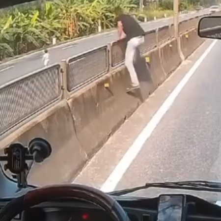 Thót tim khoảnh khắc nam tài xế bỏ xe lao qua dải phân cách ôm bé gái giữa quốc lộ: Công an đã nhanh chóng xác định danh tính!