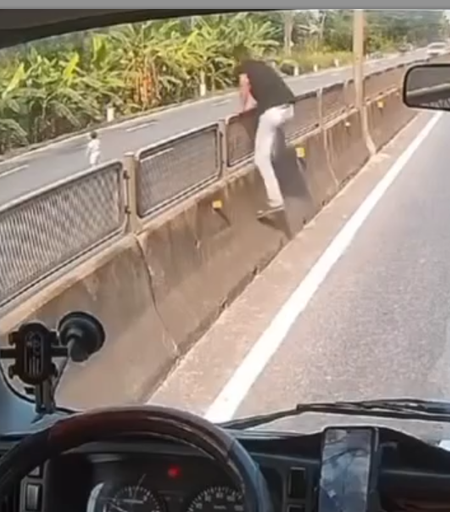 Thót tim khoảnh khắc nam tài xế bỏ xe lao qua dải phân cách ôm bé gái giữa quốc lộ: Công an đã nhanh chóng xác định danh tính!