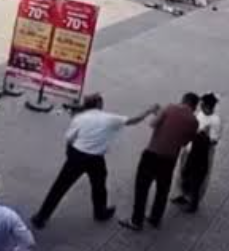 Chính thức đuổi việc tài xế taxi cầm gạch tấn công vợ chồng hành khách gây phẫn nộ: Hành vi côn đồ không thể dung thứ!