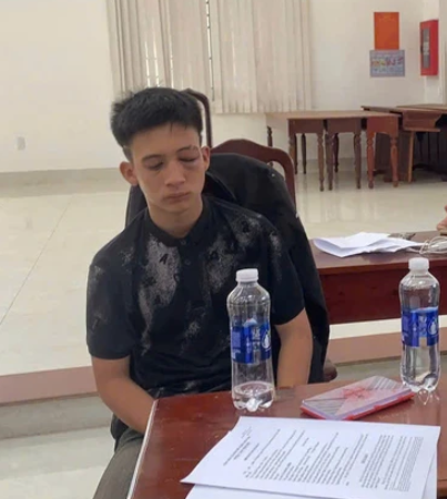 Không biết lái xe, 2 thanh niên vẫn rủ nhau trộm ô tô, gây tai nạn rồi leo lên cây dừa trốn – Cười không nổi luôn á!