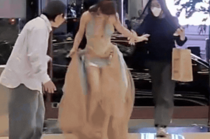 Mỹ nhân Việt đẹp “chấp Hoa hậu” vấp nhẹ cũng gây bão: Thần thái đỉnh đến mức ngã thôi cũng viral khắp cõi mạng!