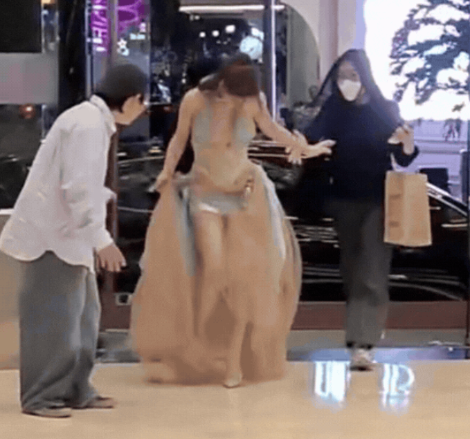 Mỹ nhân Việt đẹp “chấp Hoa hậu” vấp nhẹ cũng gây bão: Thần thái đỉnh đến mức ngã thôi cũng viral khắp cõi mạng!