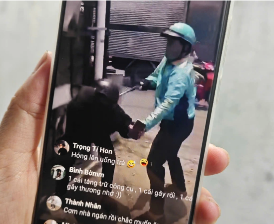 Tài xế xe ôm dùng gậy 3 khúc tấn công người giữa đường ở TP.HCM: Giữa ban ngày vẫn ngang nhiên hành xử côn đồ!