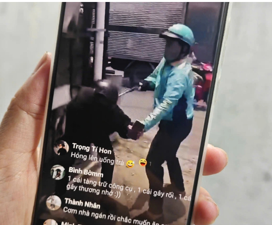 Tài xế xe ôm dùng gậy 3 khúc tấn công người giữa đường ở TP.HCM: Giữa ban ngày vẫn ngang nhiên hành xử côn đồ!