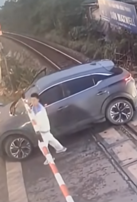 Rõ danh tính tài xế ô tô dừng xe trên đường sắt bị tàu hoả tông ‘bay’ xe: Không ngờ anh gan thật!