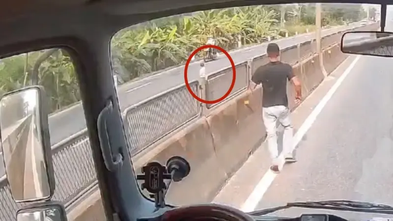 Nghẹn lòng lý do bé gái 2 tuổi đi bộ giữa quốc lộ: Ba mẹ đi làm xa, ở nhà với chị nhỏ