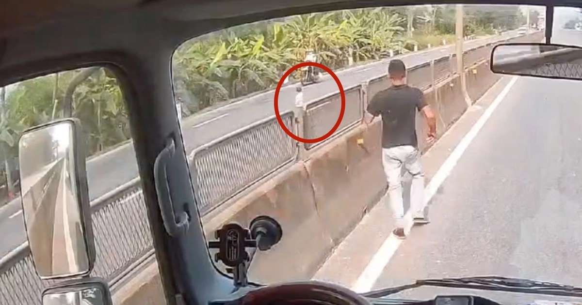 Nghẹn lòng lý do bé gái 2 tuổi đi bộ giữa quốc lộ: Ba mẹ đi làm xa, ở nhà với chị nhỏ