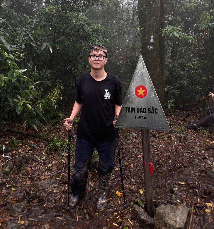 Kỳ tích: Nam sinh mất tích khi leo núi Tam Đảo từ tối 19/4 đã được lực lượng chức năng tìm thấy trong tình trạng an toàn!