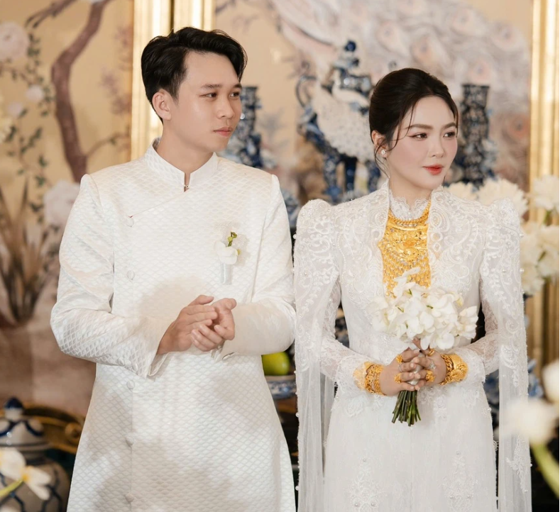 Đám cưới miền Tây chi hơn nửa tỷ gây choáng: 600 món gốm sứ biến căn nhà thành “cung điện” đúng nghĩa!