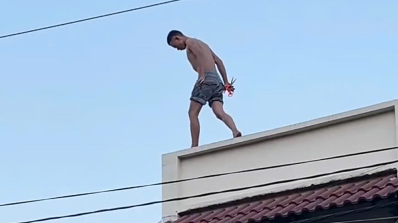 Thanh niên có biểu hiện bất thường cầm kéo leo lên mái nhà đập phá: Khu dân cư náo loạn, nhiều người hoảng sợ!