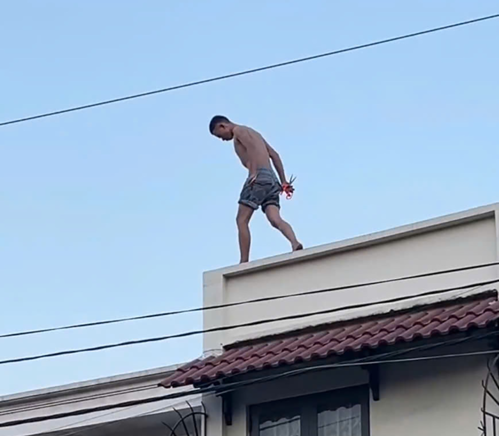 Thanh niên có biểu hiện bất thường cầm kéo leo lên mái nhà đập phá: Khu dân cư náo loạn, nhiều người hoảng sợ!