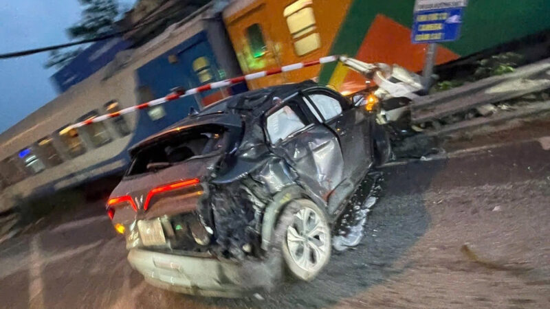 Cố vượt đường ngang, ô tô bị tàu hỏa hất văng: Tài xế thoát chết trong tích tắc, cảnh tượng khiến ai xem cũng thót tim!