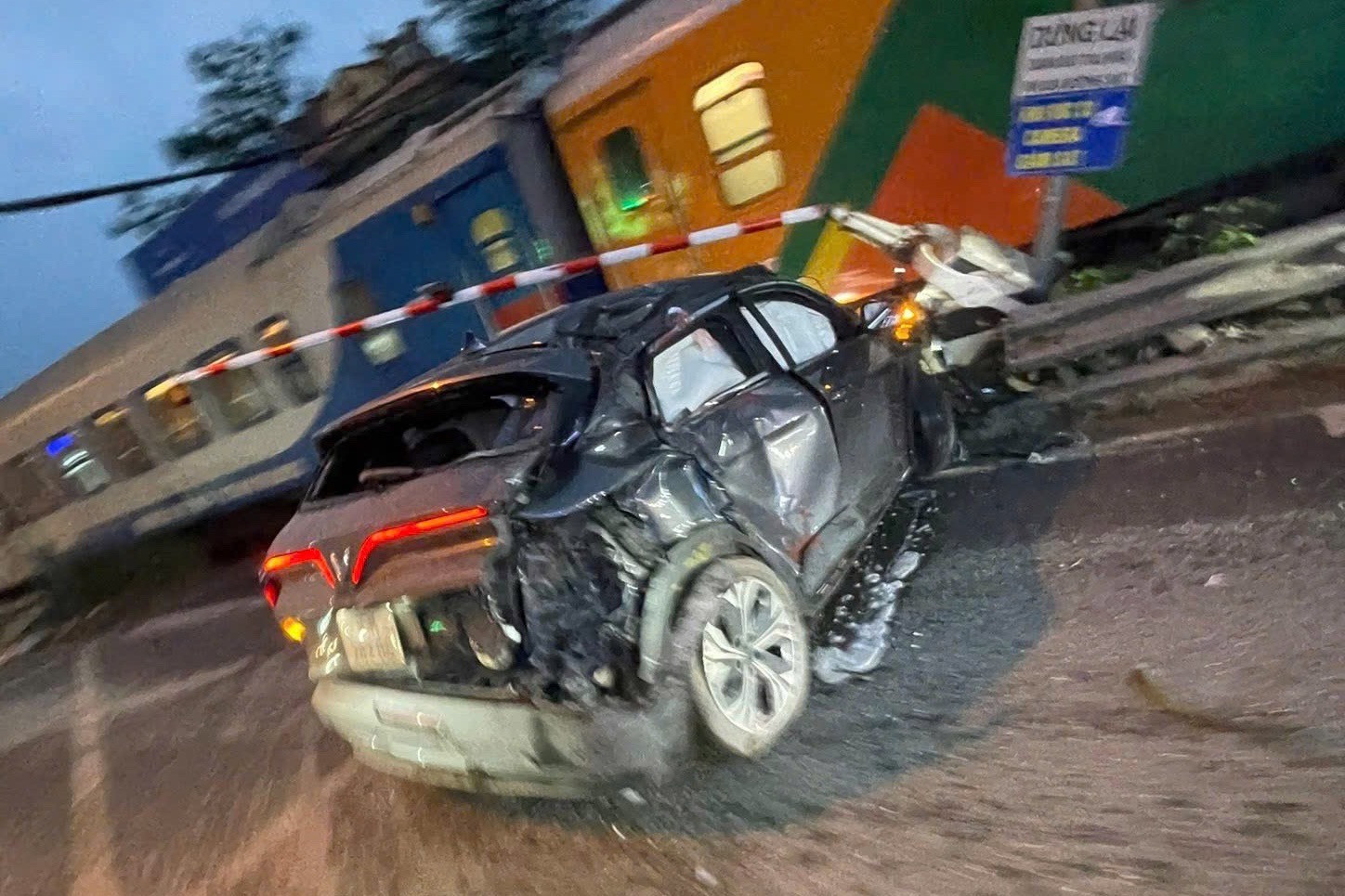 Cố vượt đường ngang, ô tô bị tàu hỏa hất văng: Tài xế thoát chết trong tích tắc, cảnh tượng khiến ai xem cũng thót tim!