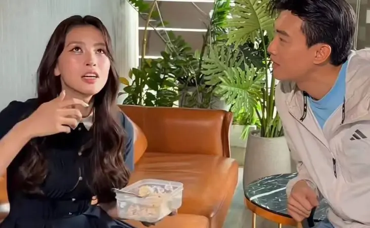 Quốc Trường thẳng thắn bênh vực Trần Tiểu Vy giữa bão chỉ trích: ‘Bản thân tôi còn không nhớ hết chi nhánh quán mì cay, nên Tiểu Vy quên tên sản phẩm là bình thường. Sao mọi người cứ chỉ trích em ấy?”