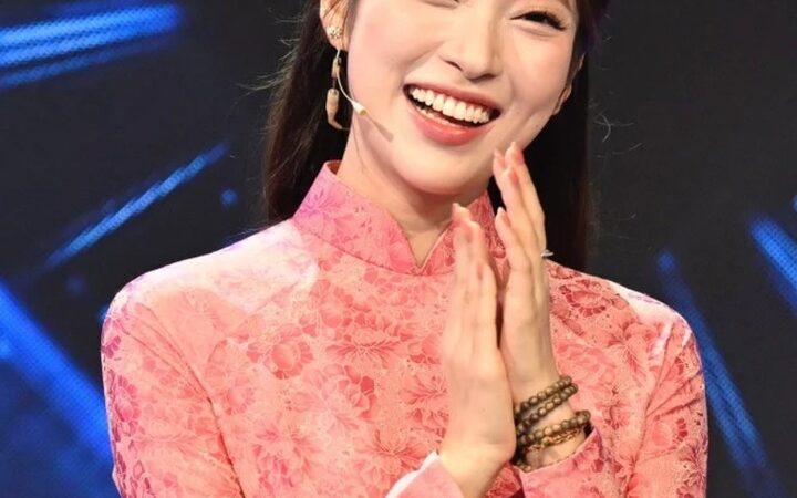 Profile “khủng”của nữ MC VTV: Đỗ 4 trường đại học, lưu loát 7 thứ tiếng, có chị gái là Phó giáo sư, Tiến sĩ khiến ai cũng nể!