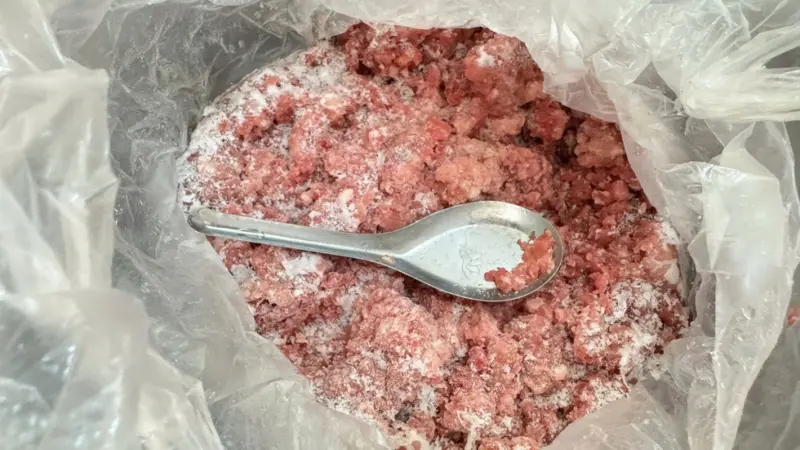 Vụ hiệu trưởng trường mầm non ở Thái Nguyên nấu thịt ăn trước mặt phụ huynh để chứng minh an toàn: Kết quả xét nghiệm sau đó khiến tất cả sững sờ!