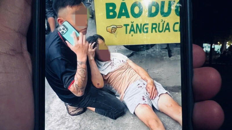 Clip hơn 120 giây ghi cảnh người đàn ông gây va chạm rồi đánh dã man người can ngăn: Hành động ngang nhiên khiến ai xem cũng bức xúc!