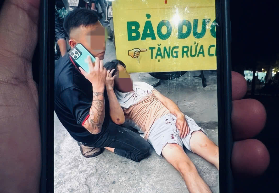 Clip hơn 120 giây ghi cảnh người đàn ông gây va chạm rồi đánh dã man người can ngăn: Hành động ngang nhiên khiến ai xem cũng bức xúc!