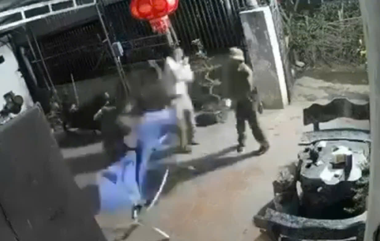 Đến nhà mời dân lên giải quyết mâu thuẫn, trưởng thôn bị đâm tử vong thương tâm: Người thân chứng kiến không khỏi bàng hoàng!